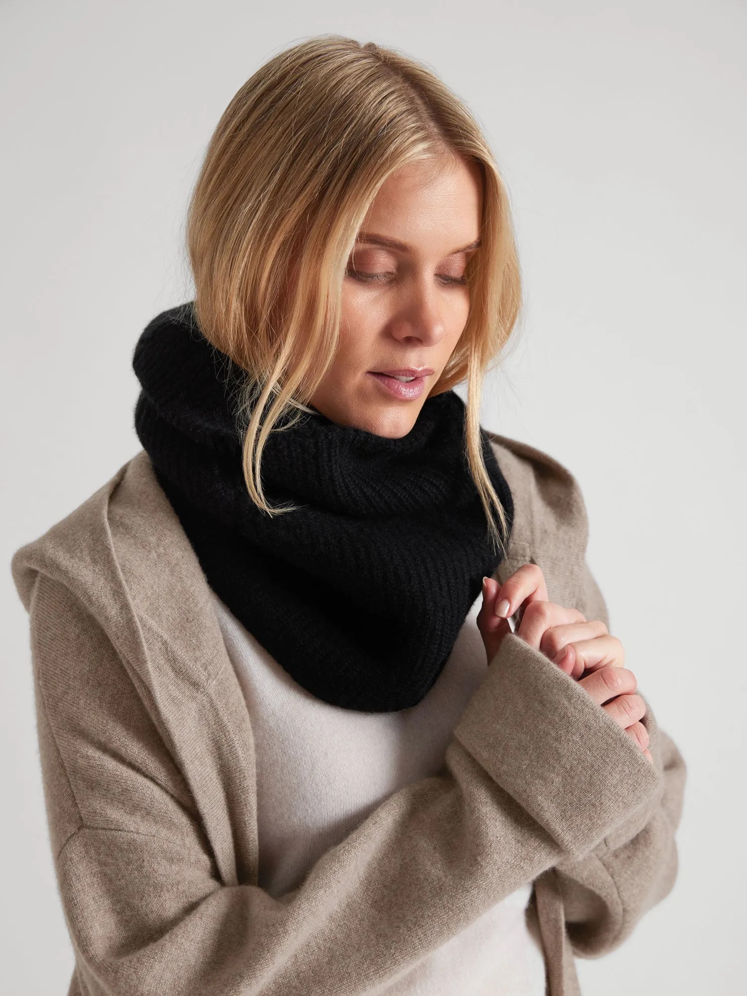 Cashmere snood "Erika" - black