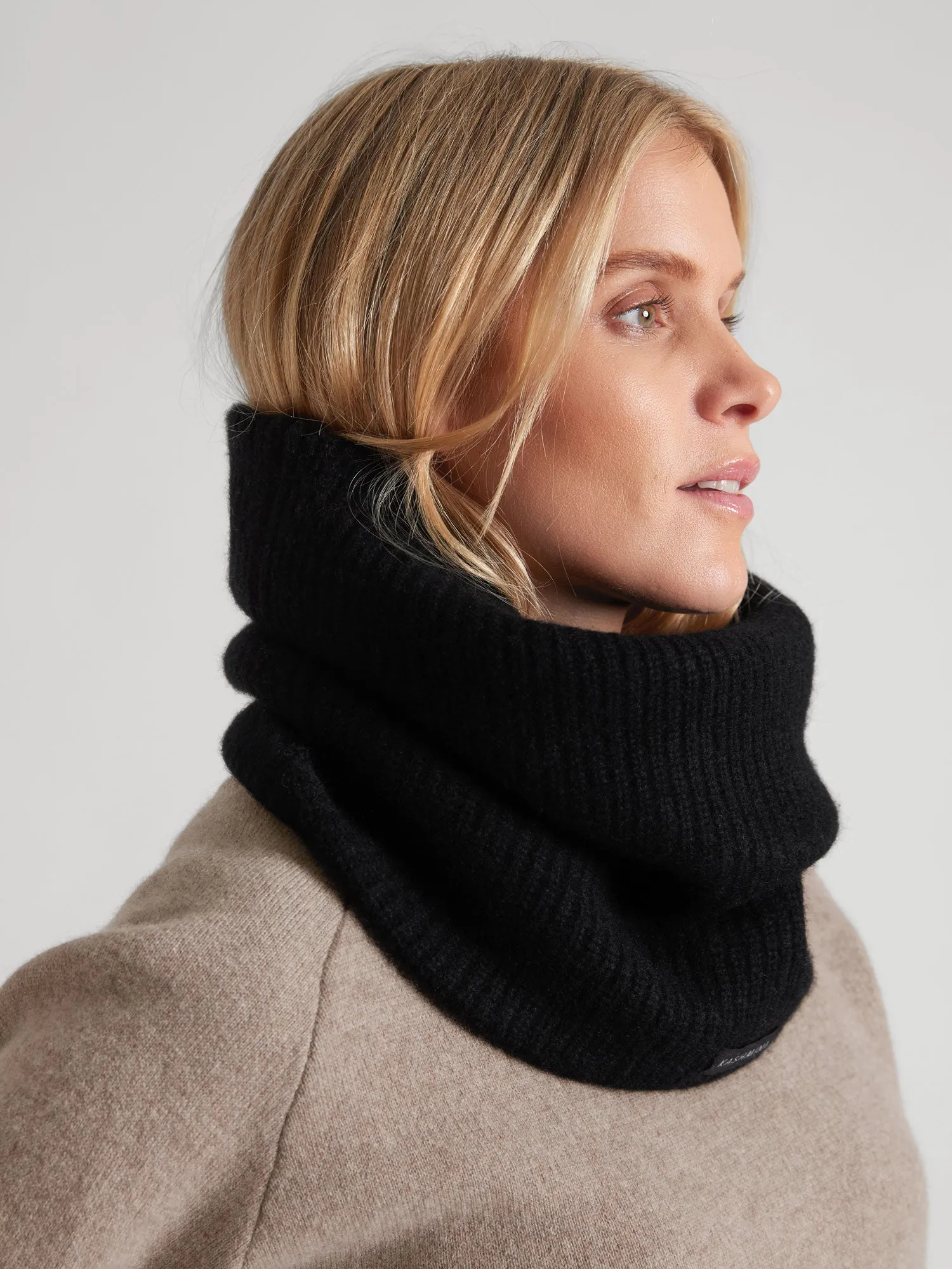 Cashmere snood "Erika" - black