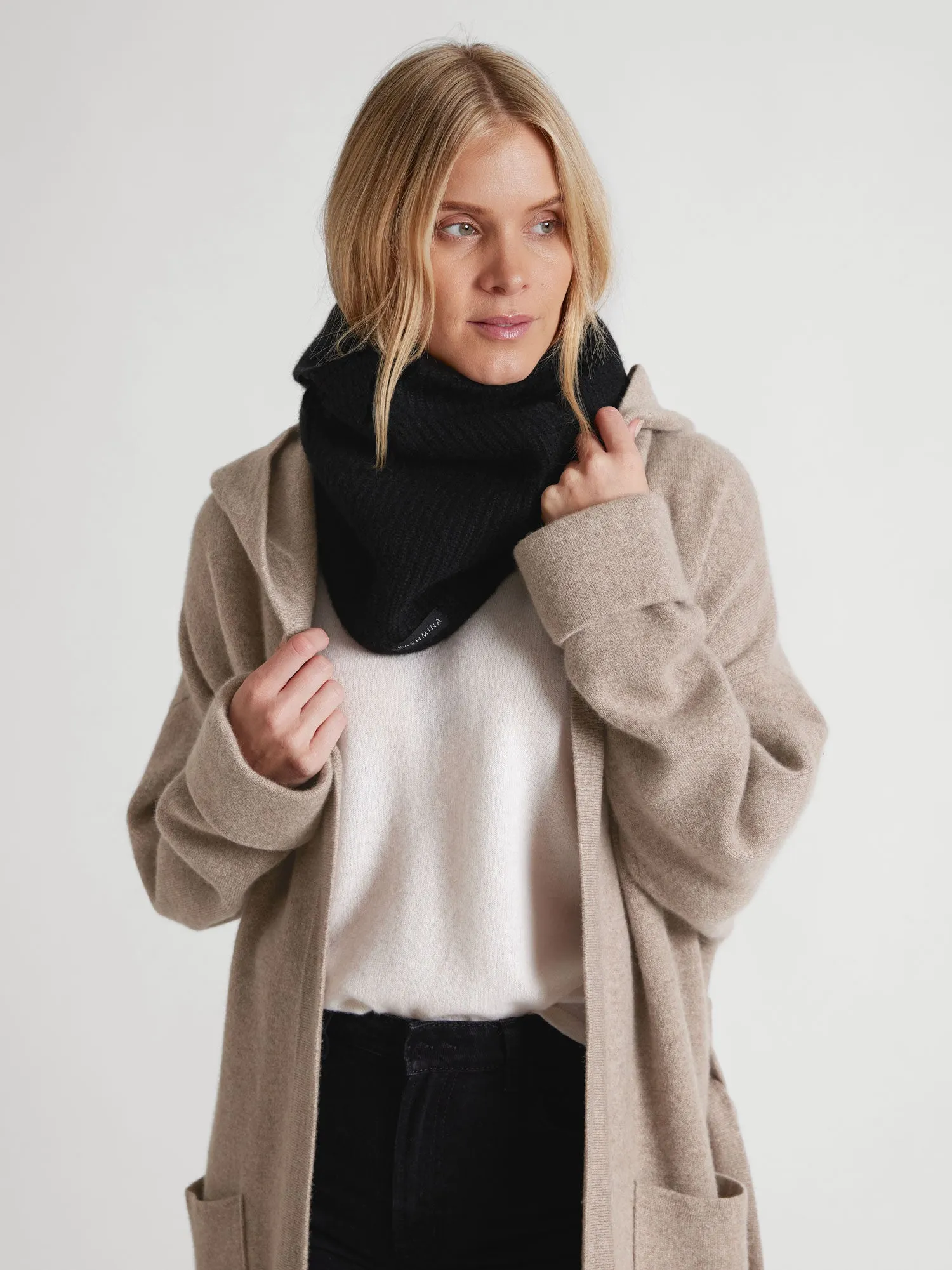 Cashmere snood "Erika" - black